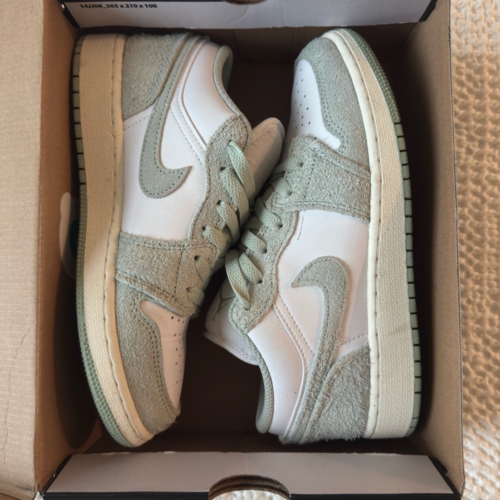 Jordan Air 1 Low SE in White and Mint Green